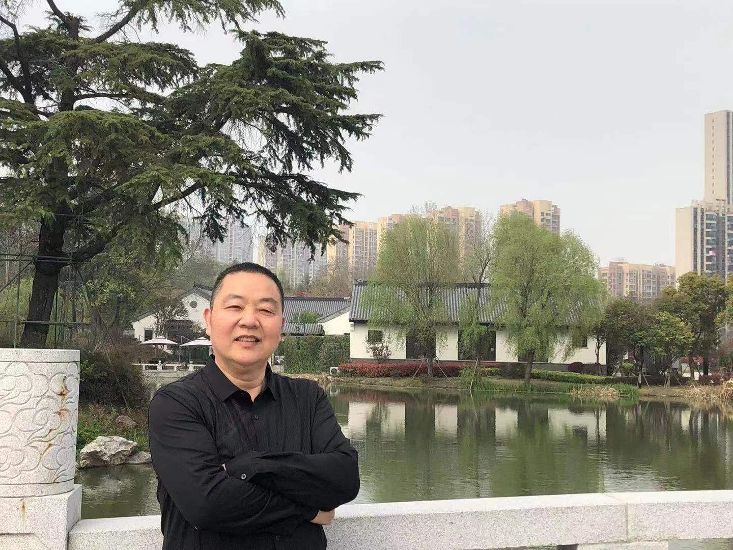 张行方@张行方系列文学作品欣赏之——捧起你的脸(十四行)