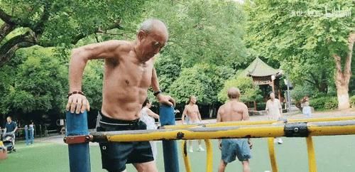 身体素质|爱健身的爷爷有多硬核?引体向上论组做,腹肌线条如刀刻!