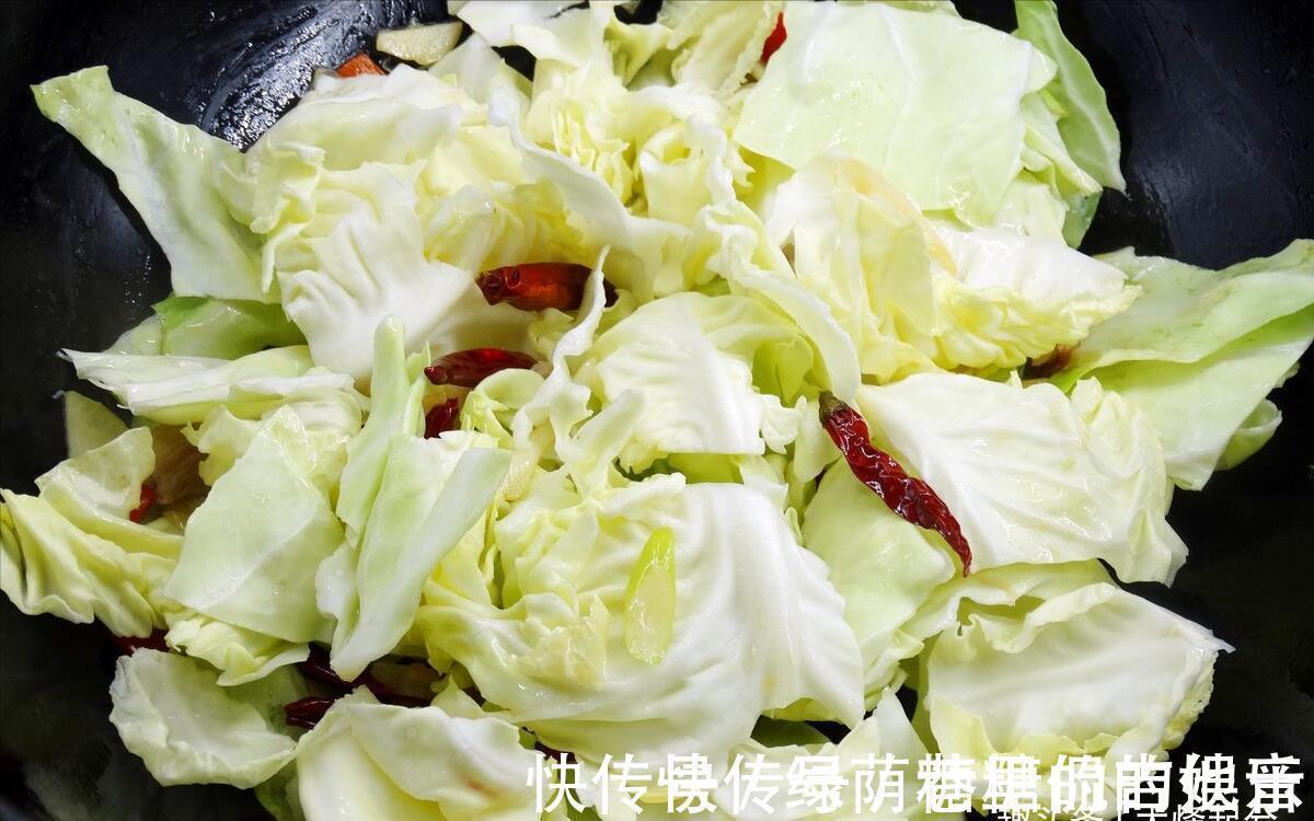 做手撕包菜,不要直接下锅炒,多加1步骤,又香又脆,吃着真下饭