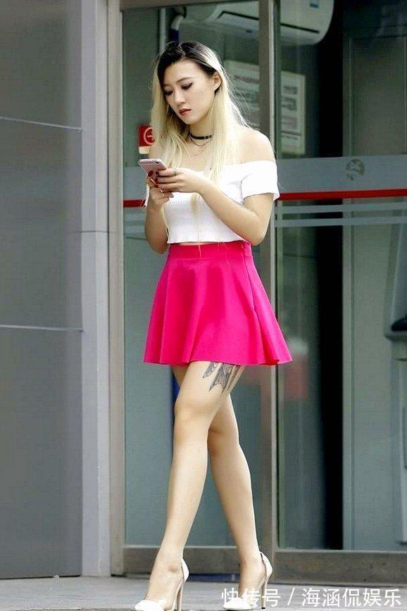 玫红色|玫红色短裙配一字肩,清爽简约又显大长腿,尽显潮流女生个性的美