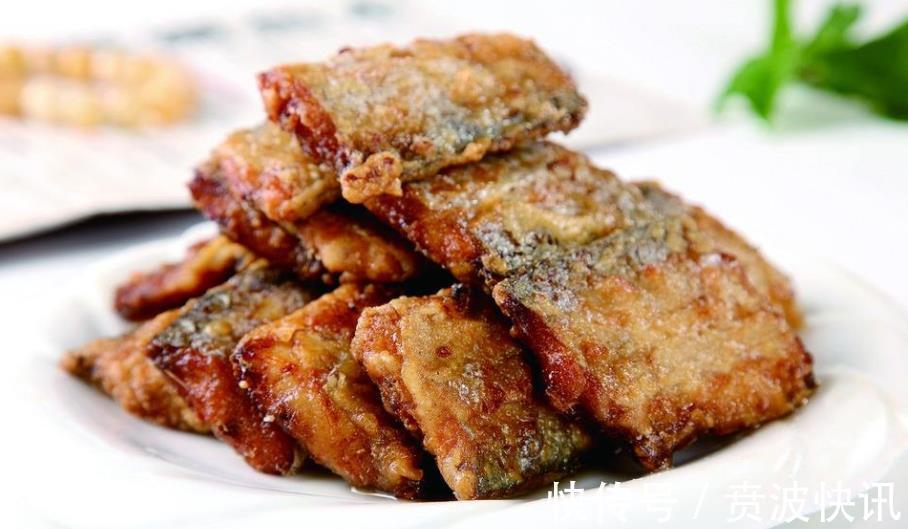 炸带鱼，挂面糊还是裹面粉很多人都搞错，难怪不酥脆，还会回软