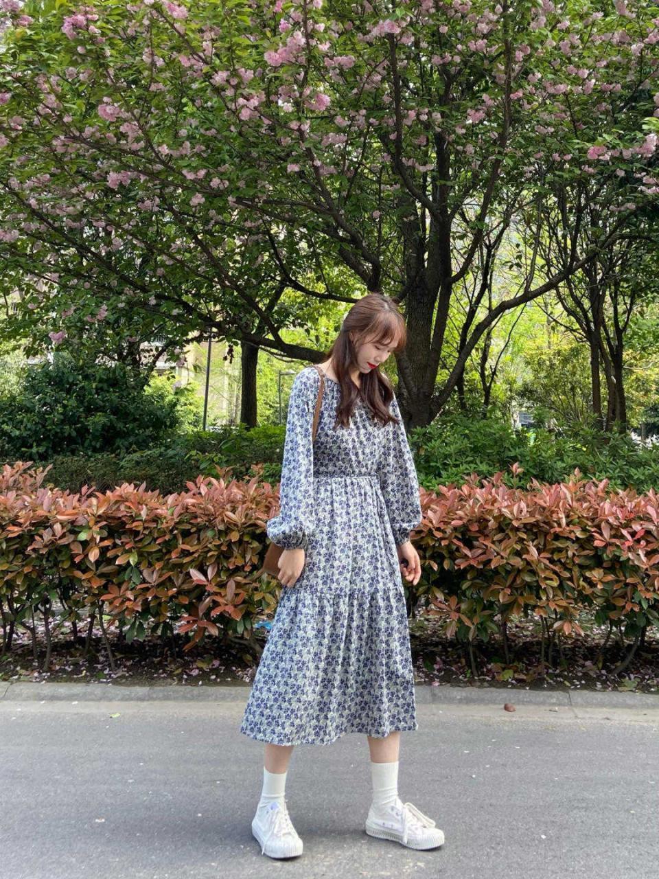 卫衣|衣不必多和也不必贵,秋天拥有这几款碎花裙,照样美得出众