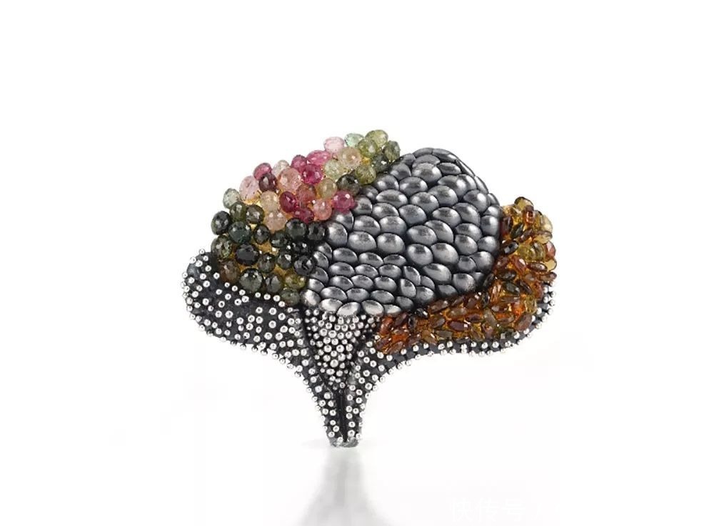 艺术|【艺术】她在珠宝上雕刻不败之花!生命在她的首饰中永生