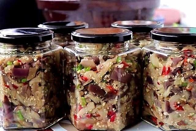 夏季,腌黄瓜不如腌它,一次腌10斤,放一年都不会坏,超美味