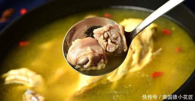 异味|炖鸡汤时,鸡肉不能直接下锅煮,先做这一步,鸡汤更鲜美,无异味
