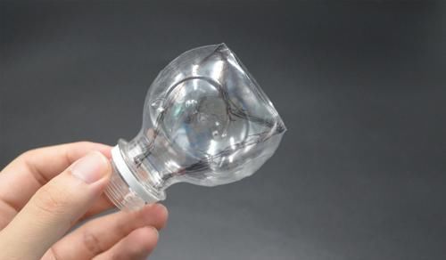 扫把上套个塑料瓶,放在家里特别实用,一年能省不少钱,涨知识了