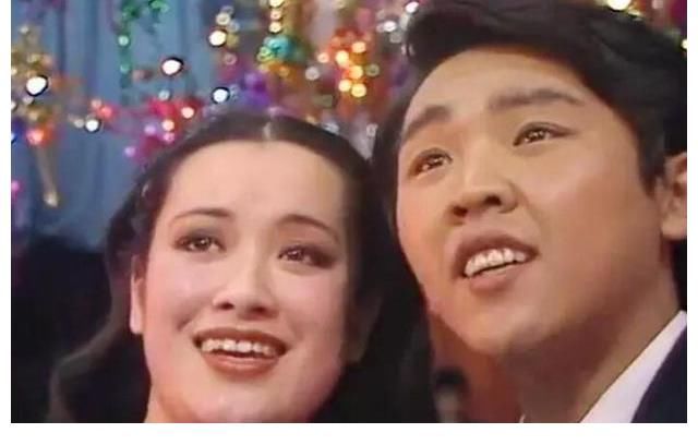 严顺开|83首届春晚，郑绪岚唱《牧羊曲》半空演醉拳，严顺开的哑剧被遗忘