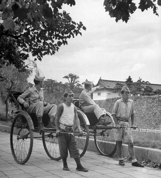 群众|民兵抓到一个日军翻译,缴获4把步枪,群众拍手称快