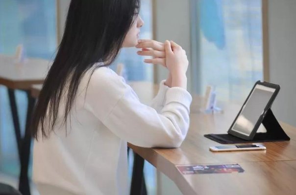 肚子疼|女孩因肚子疼被送医院就诊,医生:你真是糊涂,这是要生孩子了!