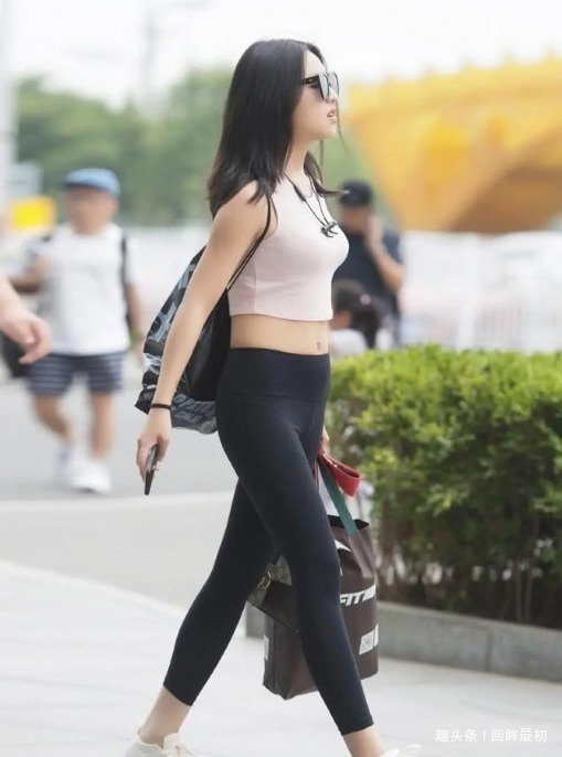 布料 打底裤的穿搭轻松穿出潮范,衬托出迷人优雅的身材曲线!