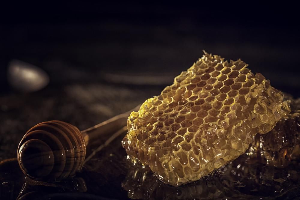 honey|英语习语land of milk and honey是什么意思？