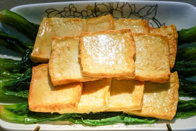 豆腐最怕直接下锅煎，下锅前多做这2步，豆腐不散不碎不粘锅