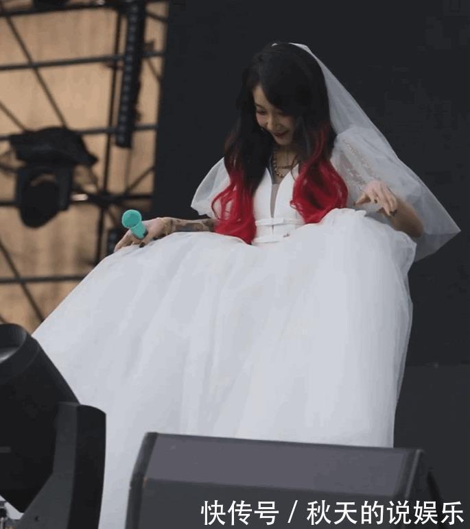 生图|乃万把头发染成红色,穿上洁白的婚纱,无滤镜生图曝光:一眼万年