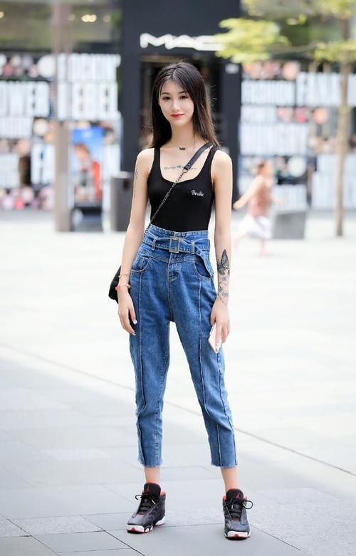 性感又简约的牛仔裤完美的展现自己的气质
