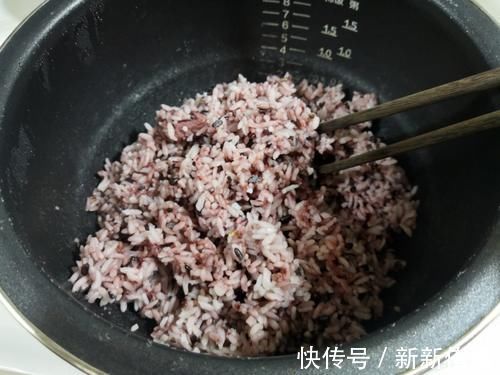 豆角|70岁老妈教我剩米饭新吃法，饭菜一锅，营养省事还健康，比炒饭香