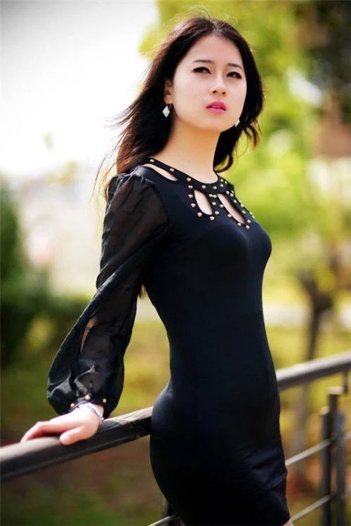 街拍:美女穿黑色镂空修身裙,体态轻盈,烈焰红唇尽显女王范