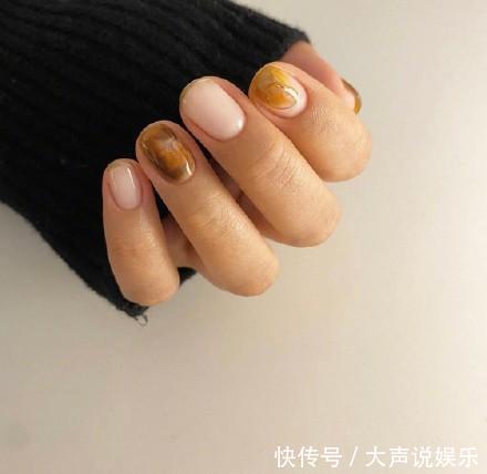 冬天最火的“ins风美甲”来袭了，显手白又高级！