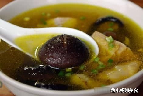 炖鸡汤，别再直接炖或者焯水了！方法都不对，难怪味道怪怪的