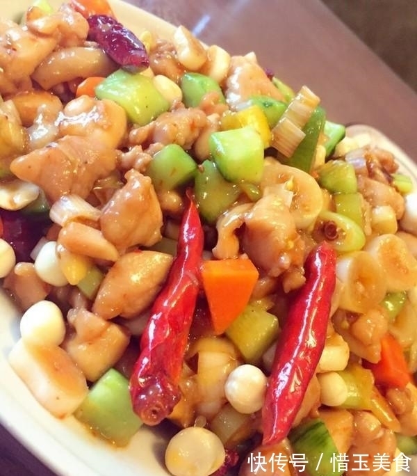 特色美食宫保鸡丁，香辣而味浓，堪称川菜中的经典之作