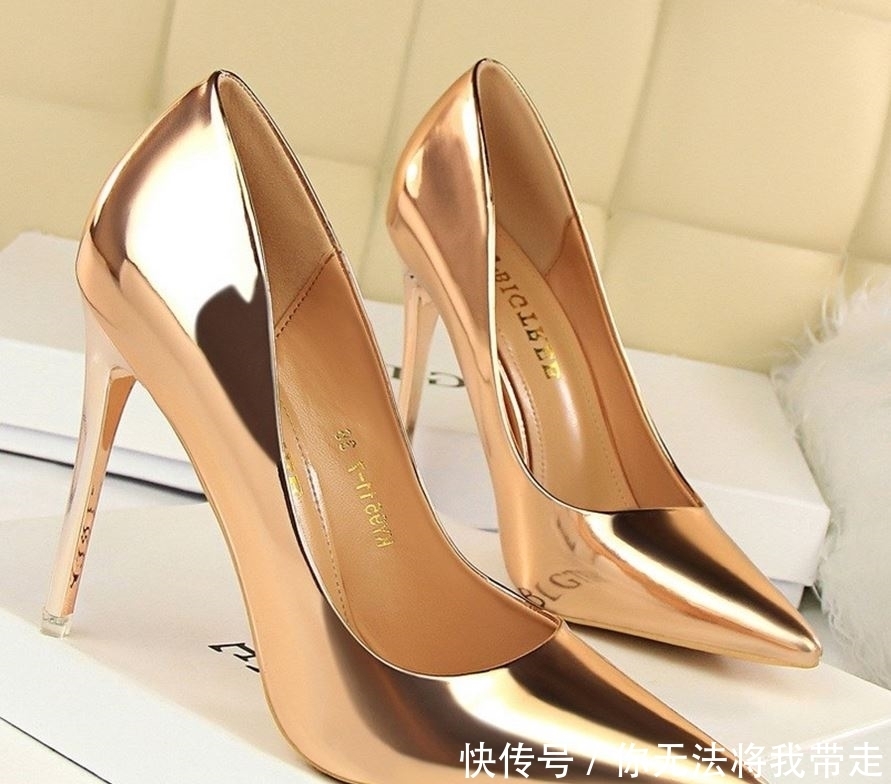 短靴女鞋|大年初一,小红穿这“欧式”高跟鞋,袅袅婷婷,一下子就把我迷倒