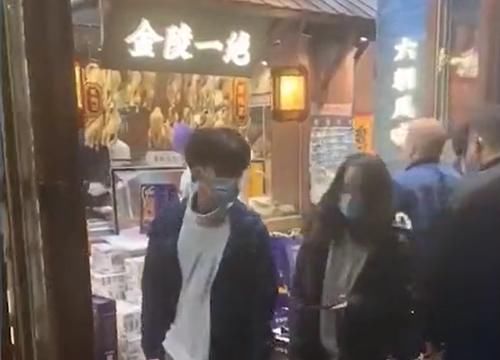 南京景区商店排长队，疑似营造氛围，顾客曾向店员提出想早下班