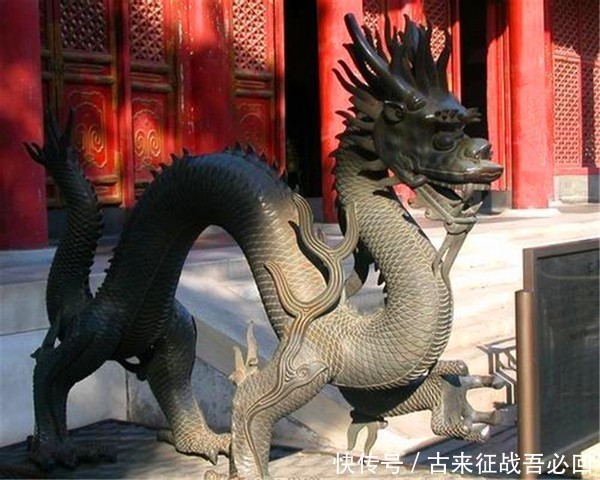 其实,《红楼梦》的作者已经再三暗示:贾琏可能是皇帝