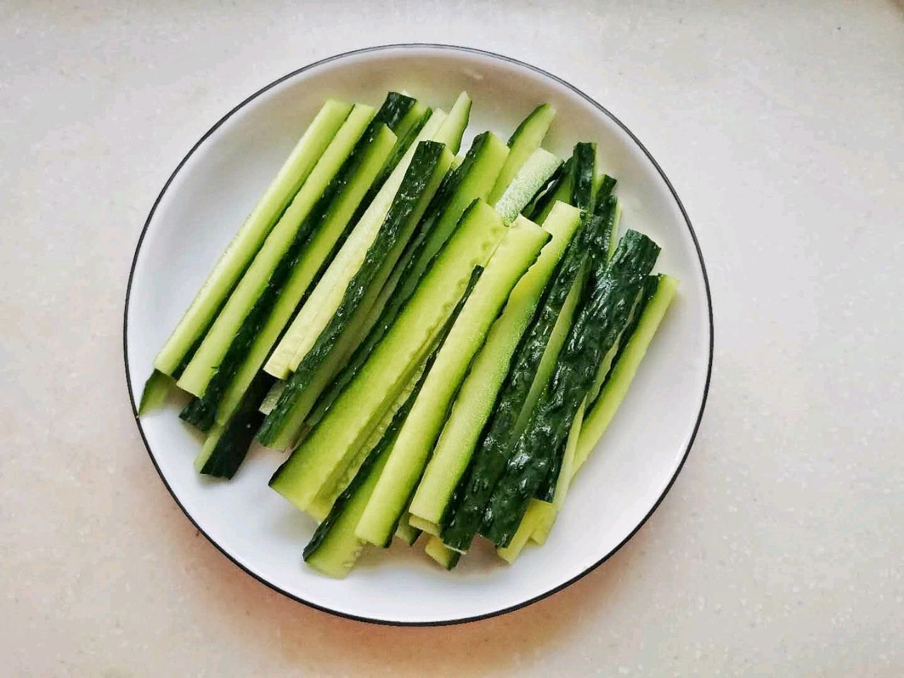 嘎嘣脆的凉拌黄瓜，清爽解腻，营养美味