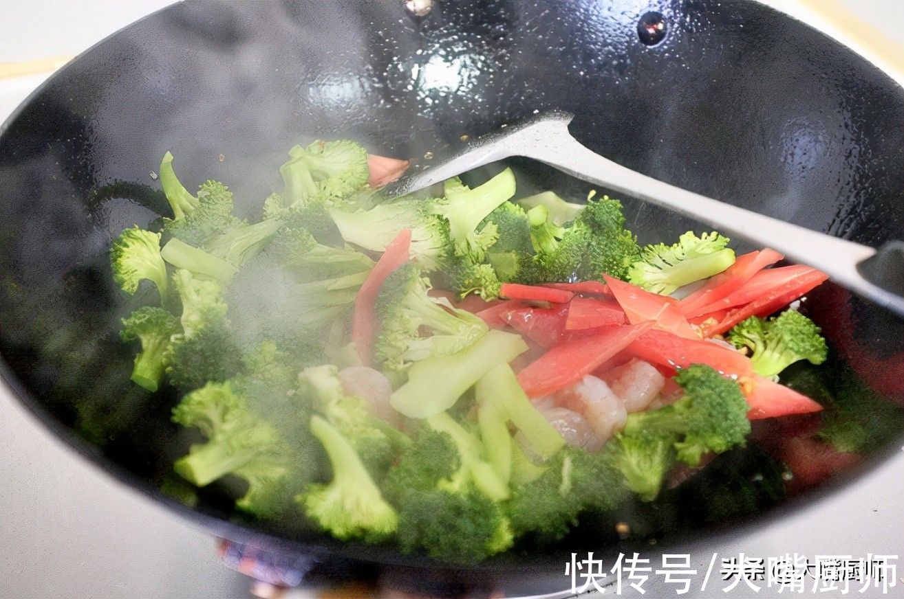 老师傅|炒西蓝花最忌焯水,老师傅教你一招,出锅鲜嫩翠绿,营养还入味