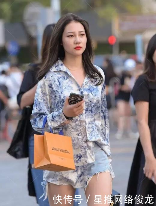 街头|街头美女的另类穿搭,印花衬衫+紧身短裤,彰显青春活力