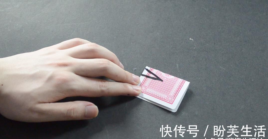 用旧的扑克牌别再扔了, 剪几刀, 粘在厨房里超实用, 人人见了都夸好