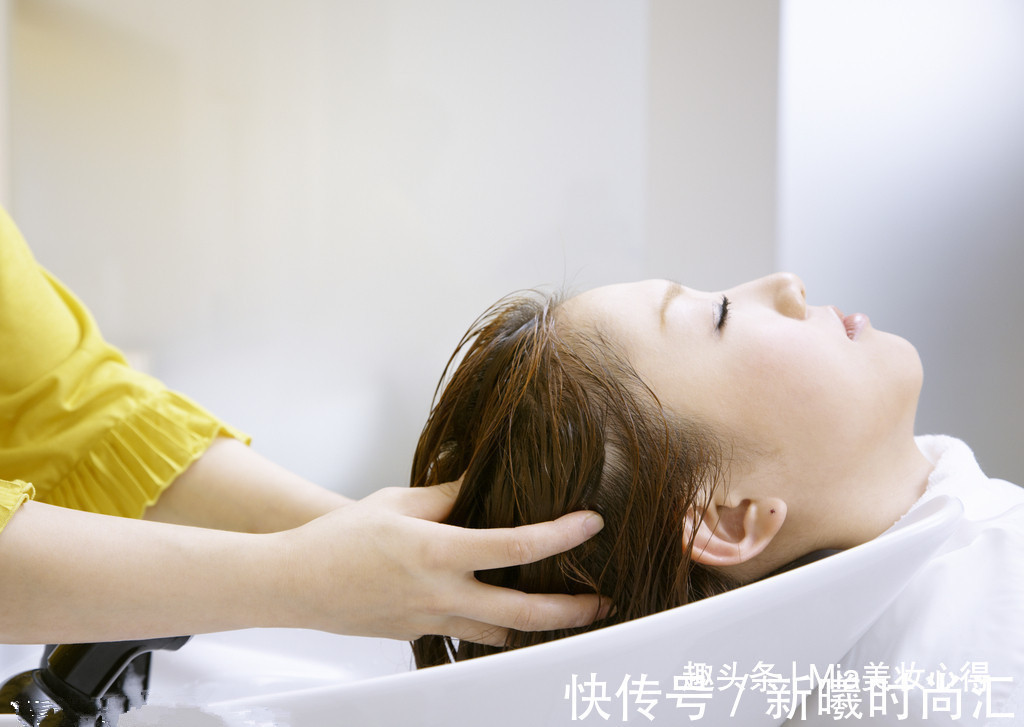 发丝|洗头时,先用洗发水还是护发素?很多人搞错,难怪头发越掉越多