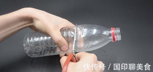 塑料瓶|你家有废旧的塑料瓶吗？简单一改造放在厨房，一年能省下不少钱