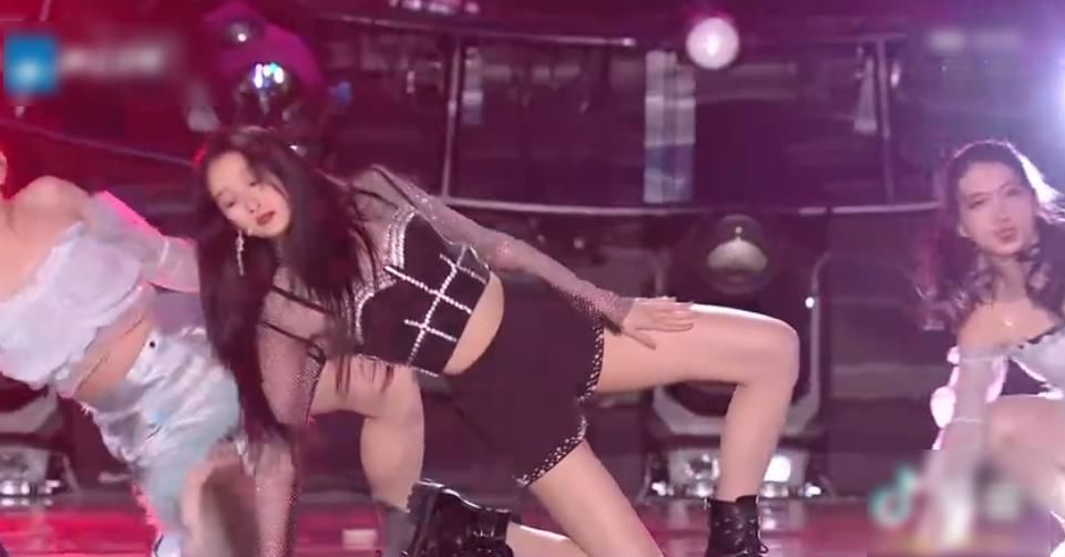 关晓彤演唱会唱跳实力惊艳，大长腿太吸睛，“腰精”实锤了