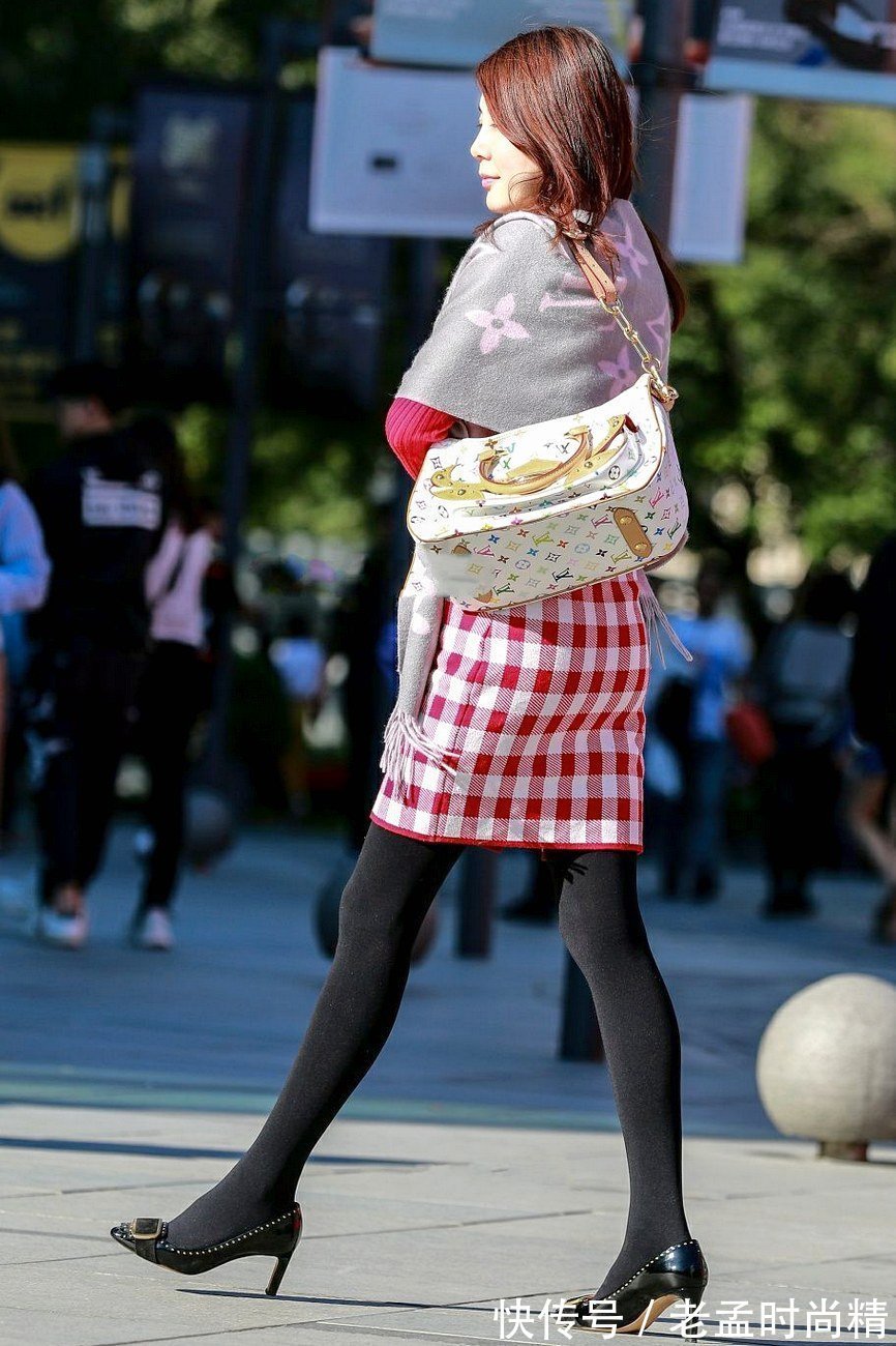 霸气|穿裙子的时候来一条披风, 骨子里的霸气瞬间散发出来!