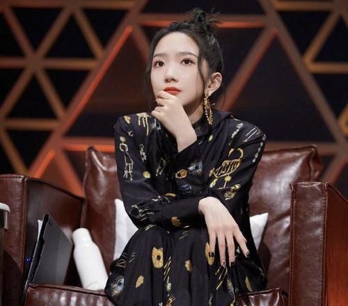 孟美岐方发声明否认当导师点评周传雄，这个姑娘莫名遭受了两天的“网暴”