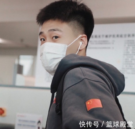 杜锋|男篮登机图!全员送签名,大韩打人,徐杰近照流出,杜锋行李最多