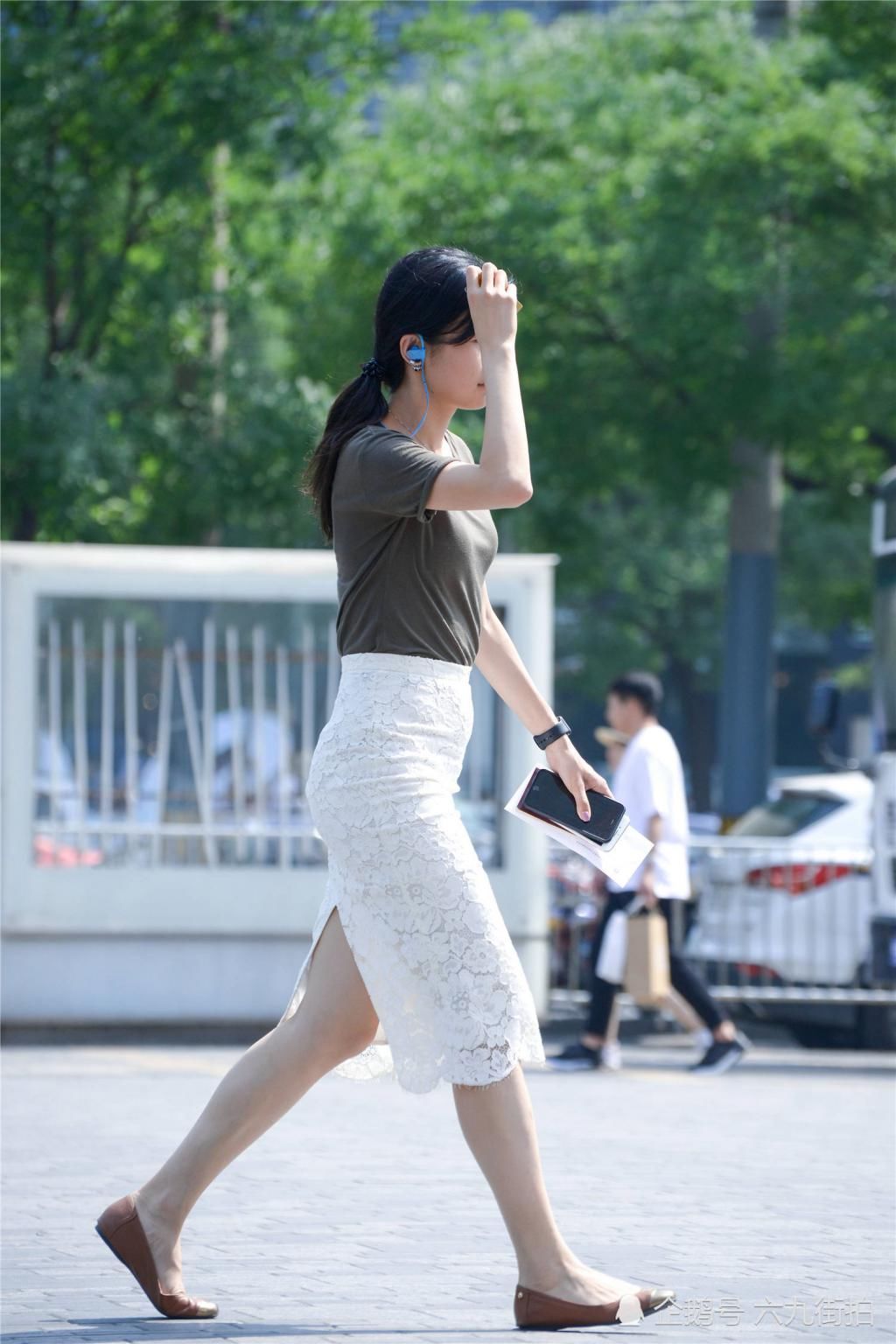 白色提花高腰裙,修身效果好,却搭配一双奶奶鞋,换成高跟鞋更好