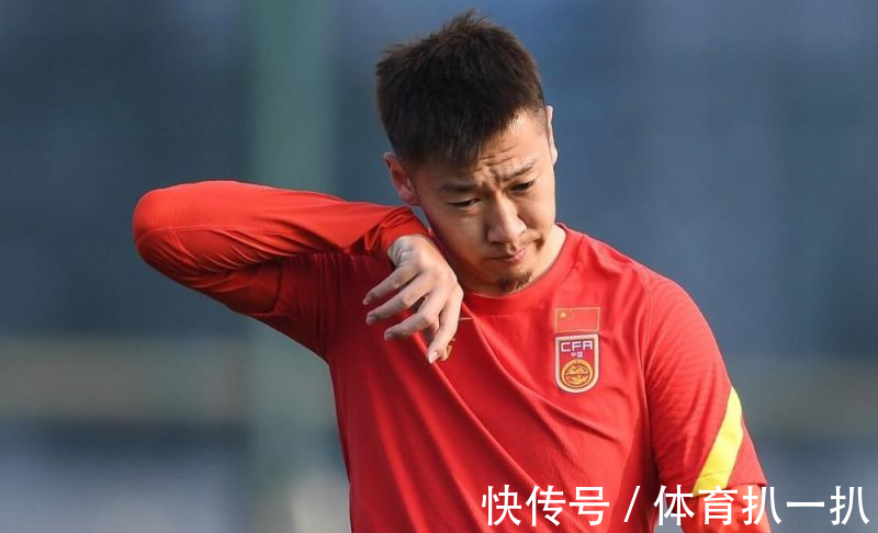 首战|8年入选国足12次0出场,27岁国脚成“陪练王”,首战仍遭李铁弃用