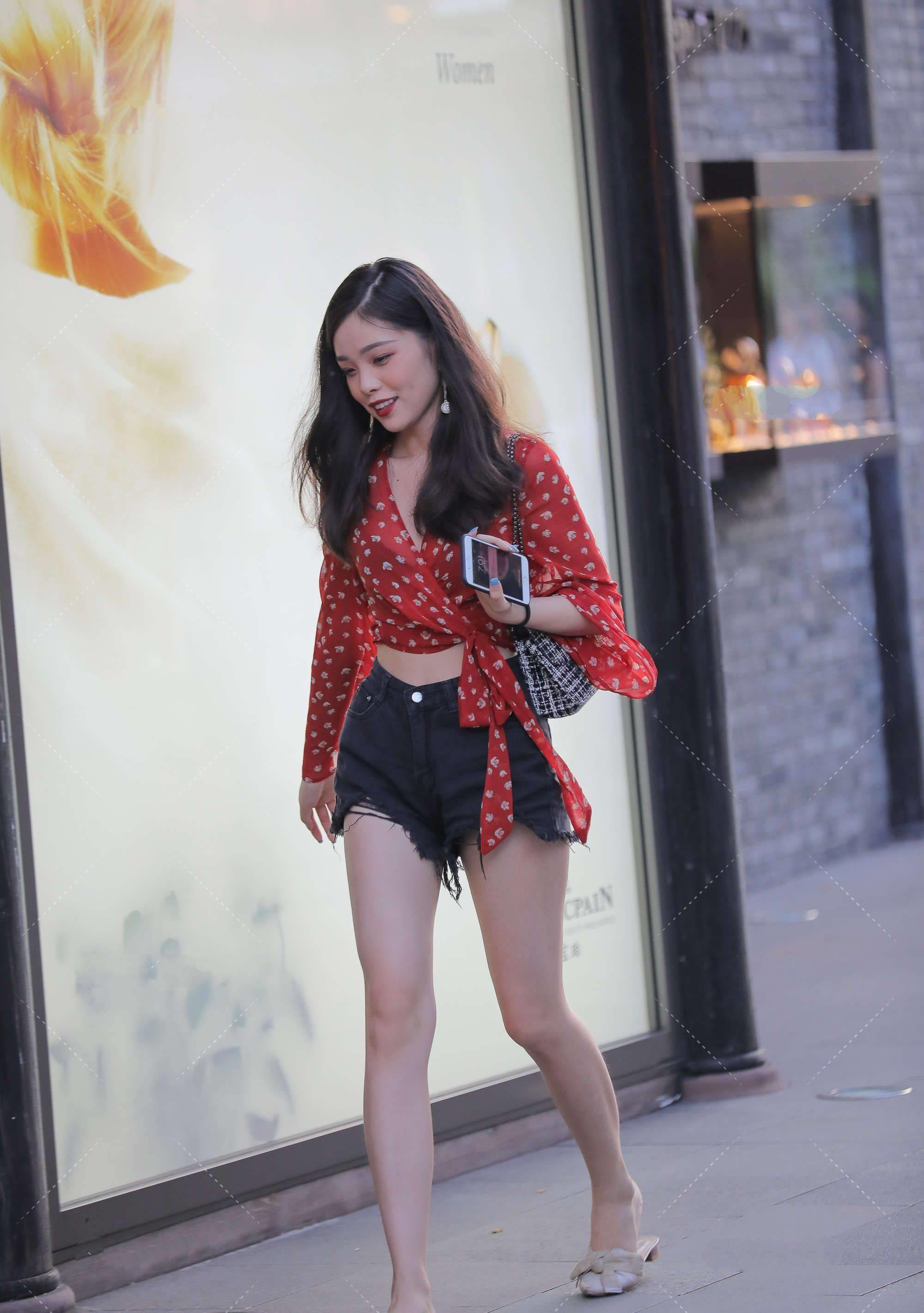 毛边|想要凸显清新感？碎花上衣帮你搞定，搭配短裤看起来很青春