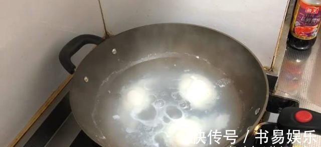 煮荷包蛋时，别冷水和开水下锅了，如此做，鸡蛋圆润更鲜嫩！