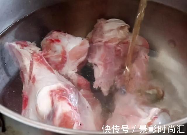 味香|炖骨头汤,记住“2不放”,汤汁浓白鲜美,味香无腥味,好喝