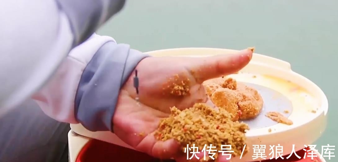 渔课堂|冬季钓鱼时,为啥有人打重窝有人打小窝?谁对?正确方法我来教你