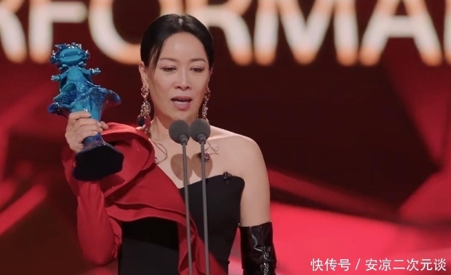 《姐姐2》成团夜在即,李斯丹妮晒与选手合照,台下的姐姐超有爱