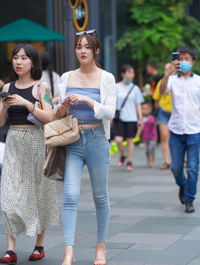 墨蓝 墨蓝小吊带外搭纯洁小开衫,搭配低腰小脚牛仔裤,休闲而不失时尚!