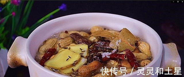 做水煮花生,只加盐是大错特错!多加这“4样”,花生更香更入味!