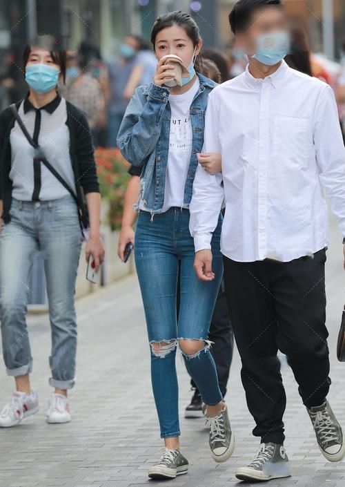 牛仔|牛仔外套搭配纯白色内搭，看起来清爽时尚，活力满满