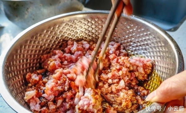 饺子|拌饺子馅，很多人不懂先放盐还是先放油，难怪饺子不好吃！