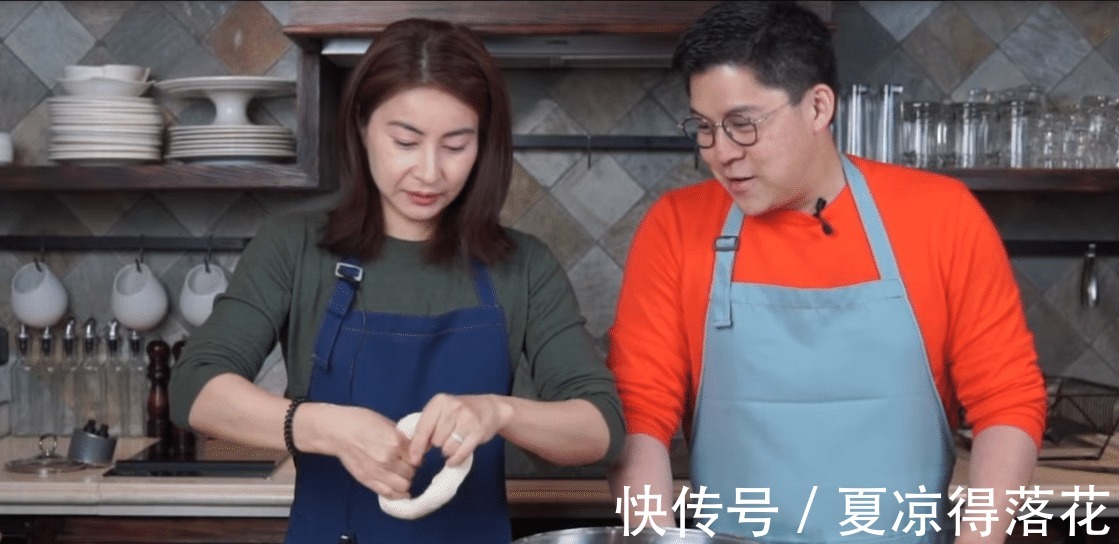 霍启刚郭晶晶夫妇包饺子趣事!直接上手搅馅,厨房宽敞像吧台
