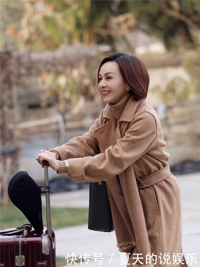 减龄|50岁左右的女人,发型不要留羊毛卷和碎发头,这些更洋气