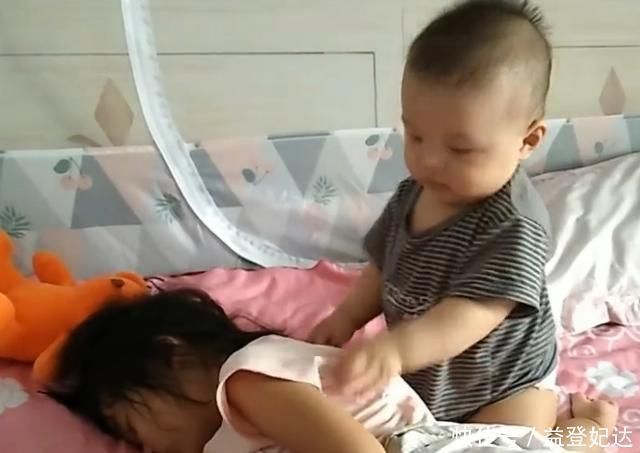 朵朵|1岁弟弟叫姐姐起床,悄悄用手去抠姐姐的手臂,后一秒家长笑岔气